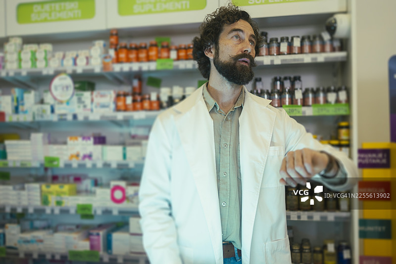 忙碌的药剂师看表图片素材