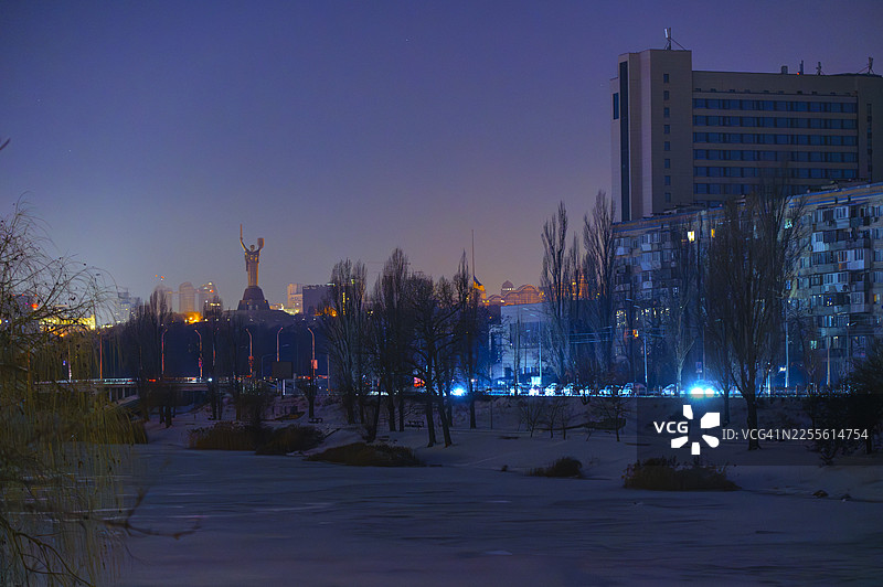 夜晚，祖国纪念碑俯瞰白雪皑皑的基辅市图片素材