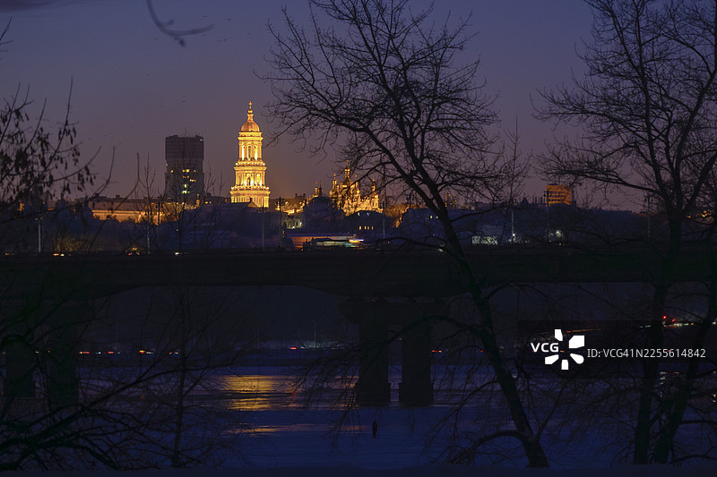 基辅佩切尔斯克修道院在黄昏时分的城市天际线与第聂伯河图片素材