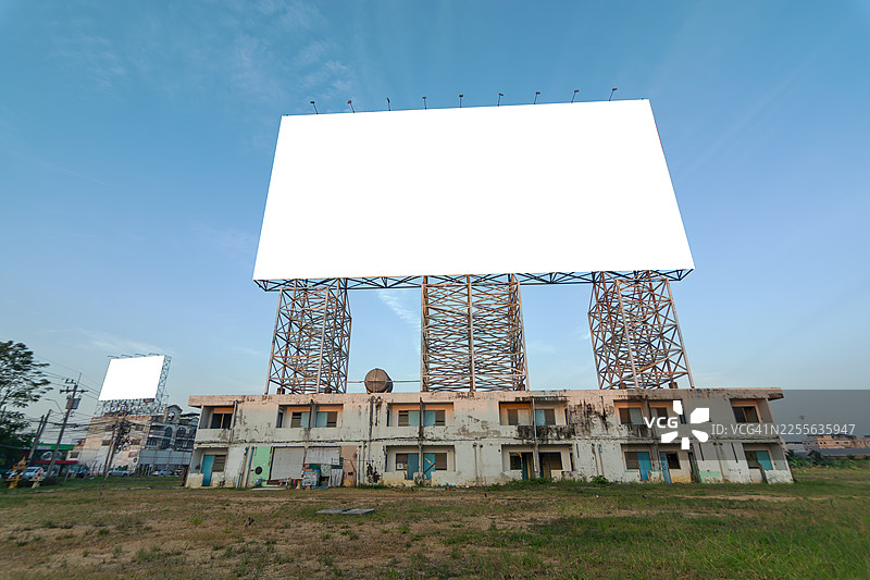 蓝天下的空白广告牌，白色屏幕上有复制空间图片素材