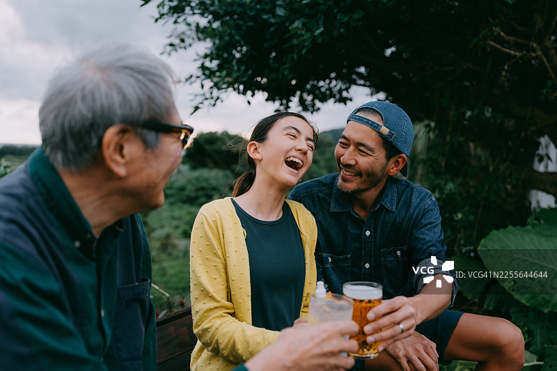 欢乐的三代同堂家庭在后院图片素材