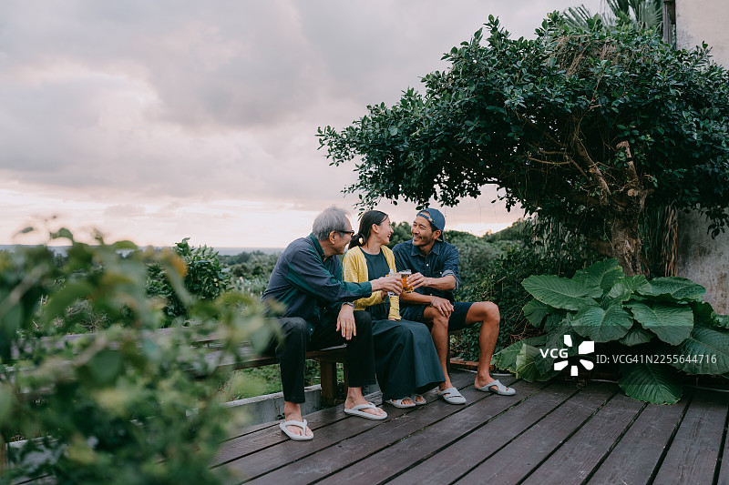 欢乐的三代同堂家庭在后院图片素材