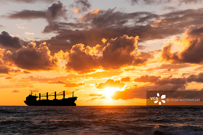 日落时分海上货船。物流与货物运输图片素材