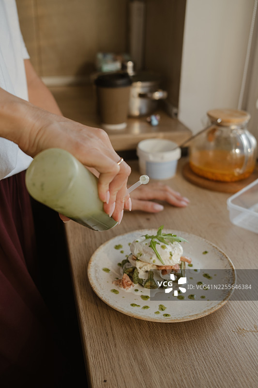 一位女士在家做早餐图片素材