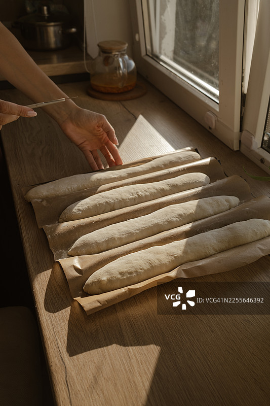 一位女士在家烘烤面包，正在揉面团图片素材