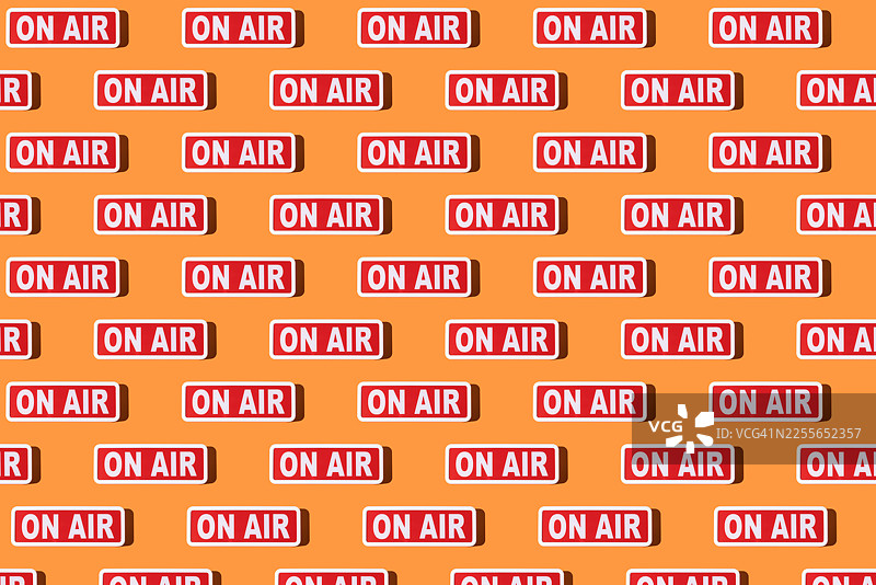 橙色背景上带有'ON AIR'字样的声音和无线电录制警示灯图案。播客、广播、直播、广播节目、娱乐和新闻业的概念。图片素材