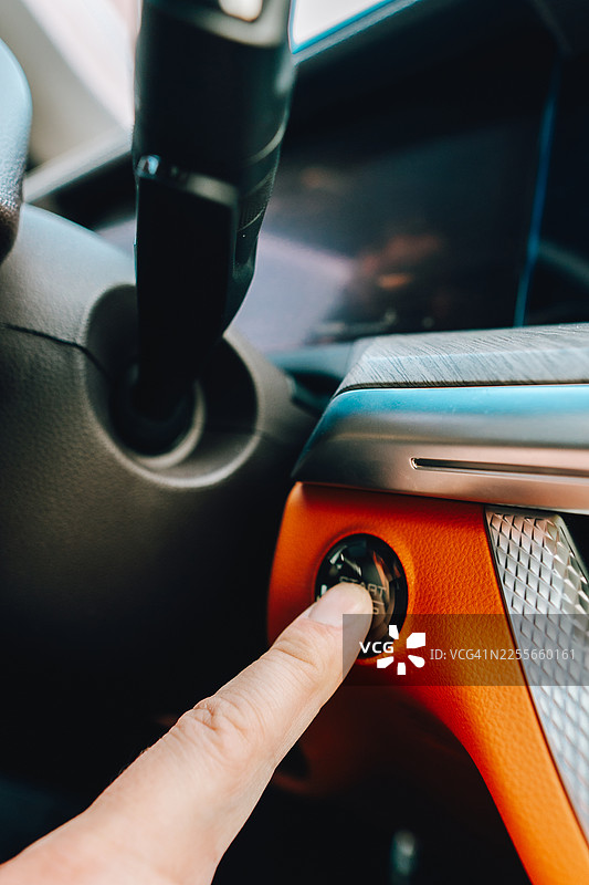 司机手指按下汽车启动停止发动机按钮图片素材