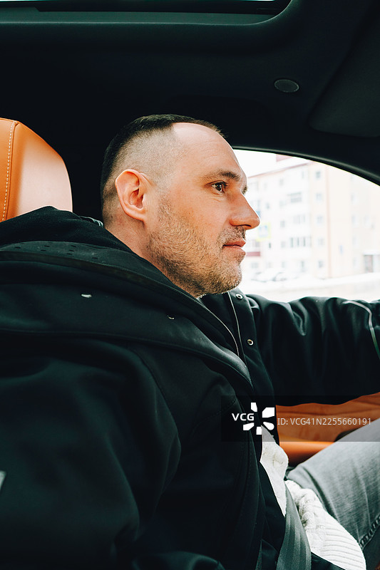 男人开车佩戴安全带的肖像图片素材