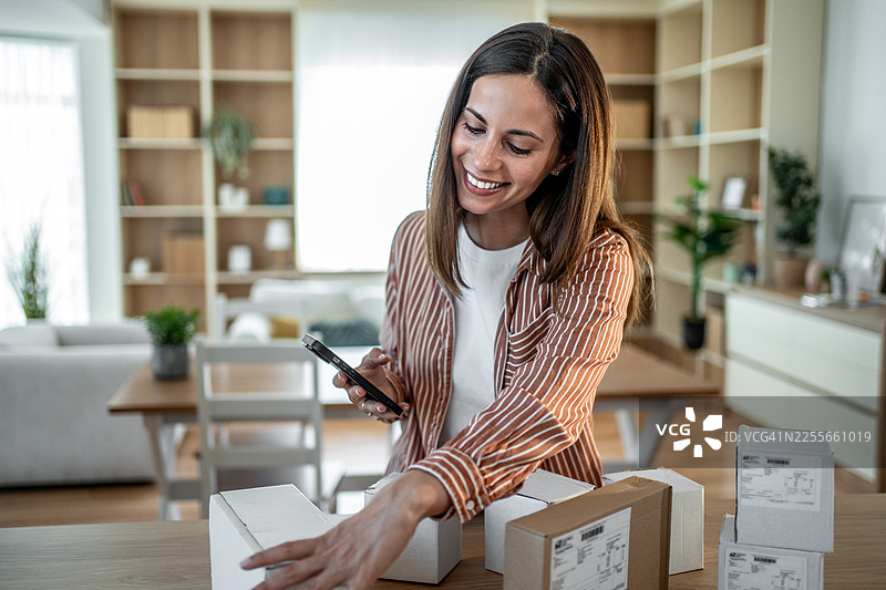女性在家中办公室为小型企业打包发货图片素材