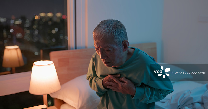 亚洲老年男子在家中感到心痛图片素材