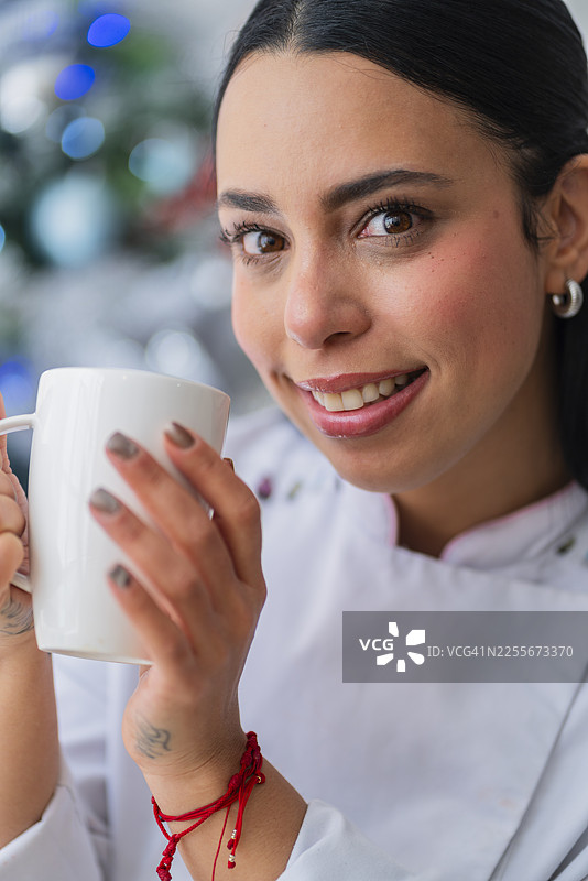 大厨在为她受雇的庆祝活动做准备期间，享受片刻的咖啡时光。图片素材