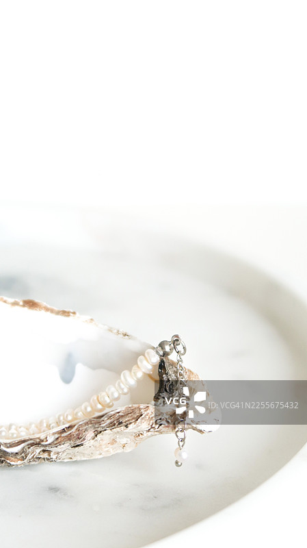 极简珍珠静物，适用于香氛和健康养生宣传图片素材