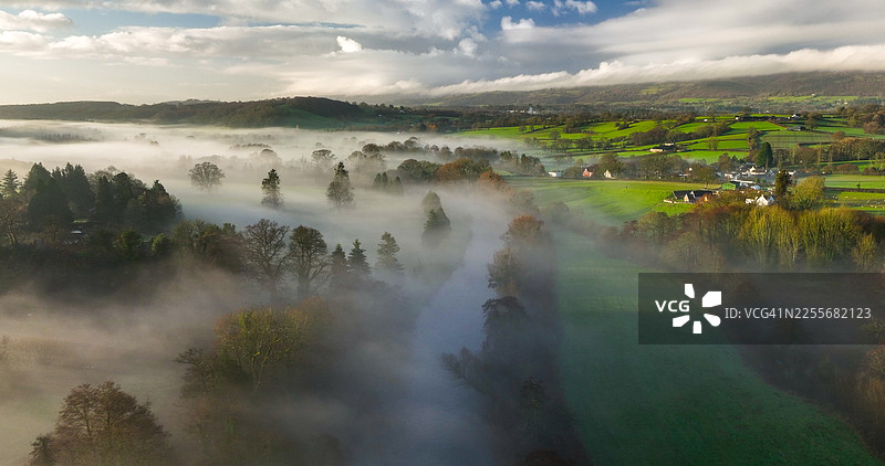 雾气笼罩的乡村图片素材