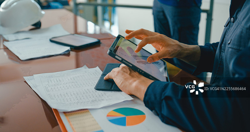 工程师团队在会议室讨论工厂运营和技术，强调团队合作和项目管理。机器人工业工厂。图片素材