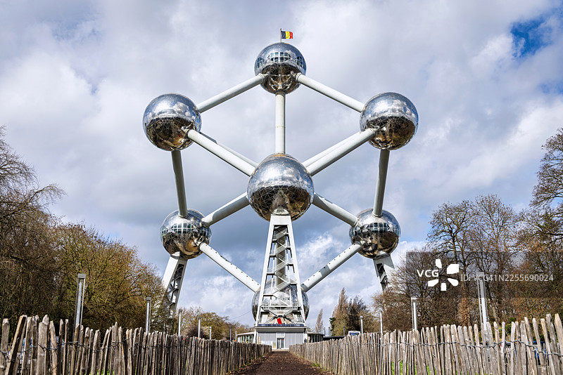 比利时布鲁塞尔原子球馆的夏日景象图片素材