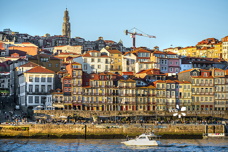 葡萄牙波尔图：海岸、杜罗河、船只和房屋的全景图。图片素材