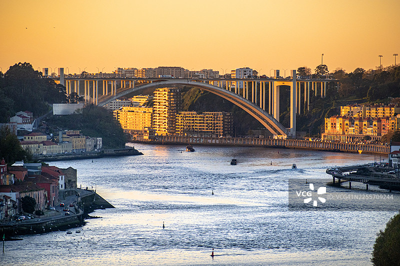 日落时分的阿拉比达桥和杜罗河。加亚新城，波尔图，葡萄牙。图片素材