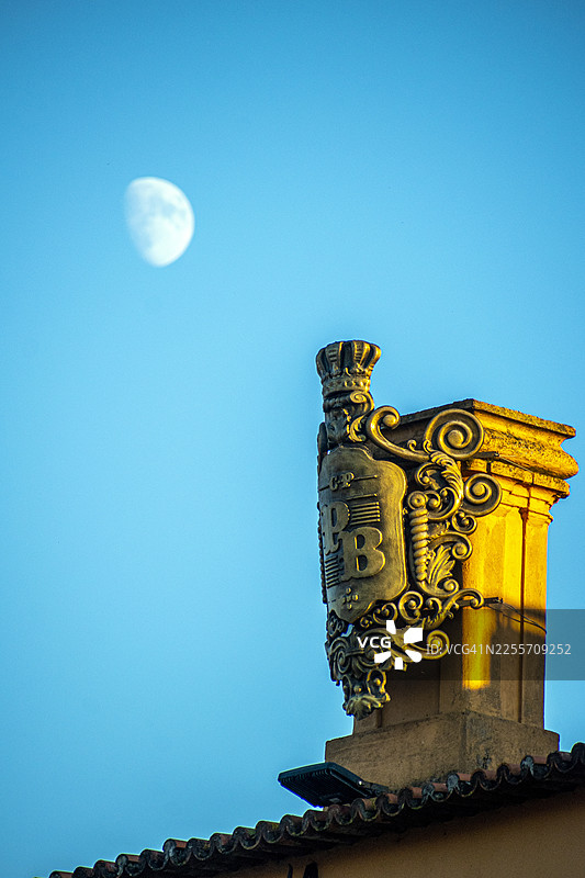 葡萄牙波尔图证券交易所宫的徽章，背景有月亮。葡萄牙波尔图。图片素材