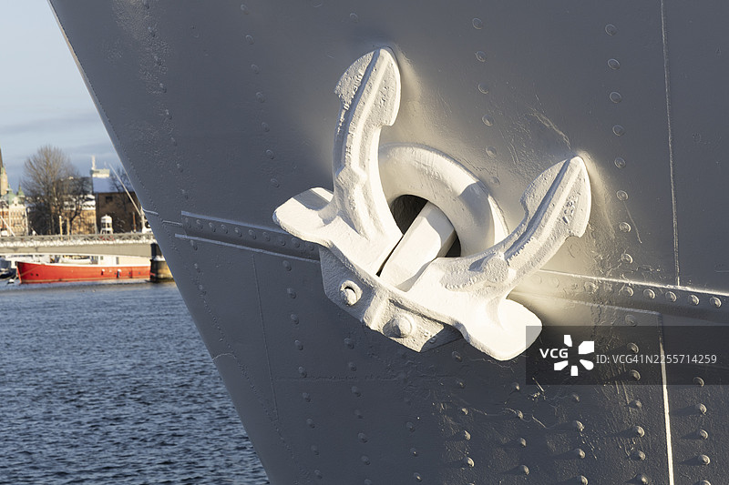 船头悬挂的船锚。图片素材