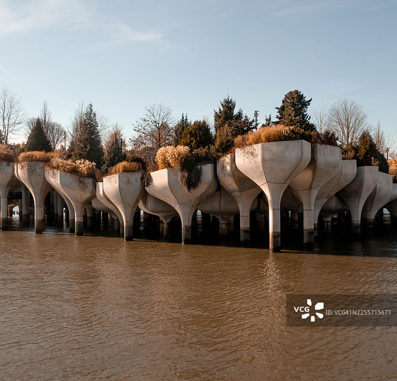 位于纽约市哈德逊河上的小岛码头55号，拥有混凝土建筑图片素材