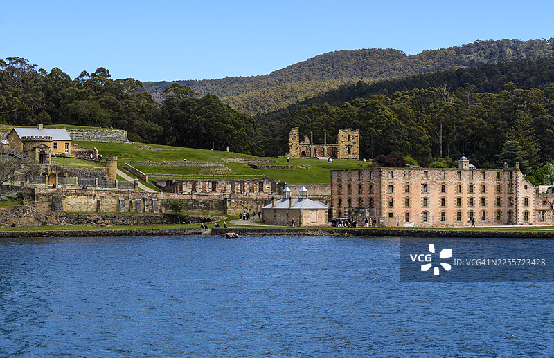 从卡纳封湾的船上看到的亚瑟港的监狱殖民地遗址，这里是联合国教科文组织世界遗产，位于澳大利亚塔斯马尼亚州亚瑟港。图片素材