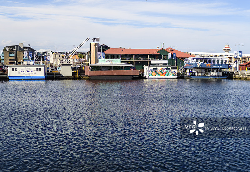 澳大利亚塔斯马尼亚州霍巴特港的标志性建筑——宪法码头及其修复后的旧仓库图片素材