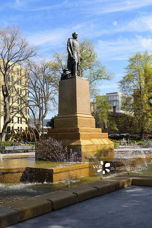 澳大利亚塔斯马尼亚州霍巴特富兰克林广场纪念喷泉，有约翰·富兰克林爵士雕像图片素材