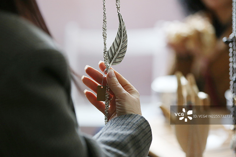 本地街头设计市场，堆放着各种首饰、项链、戒指和手链图片素材