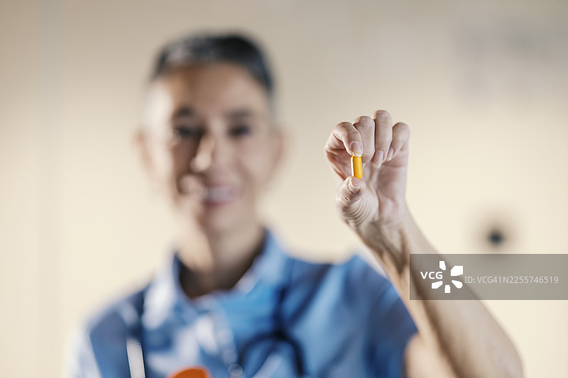 医疗专业人士手持药丸，展示医疗保健概念图片素材