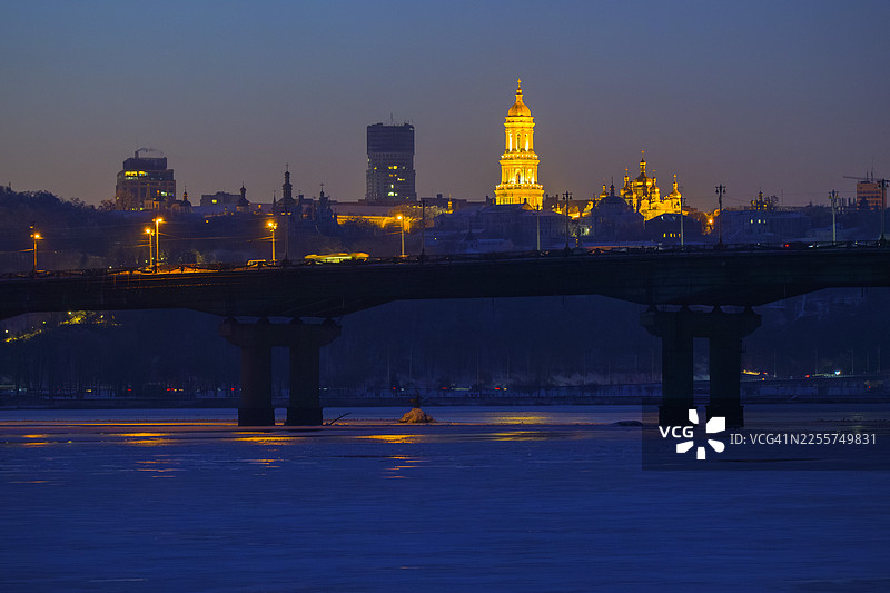 夜晚基辅城市天际线，帕顿桥横跨第聂伯河图片素材