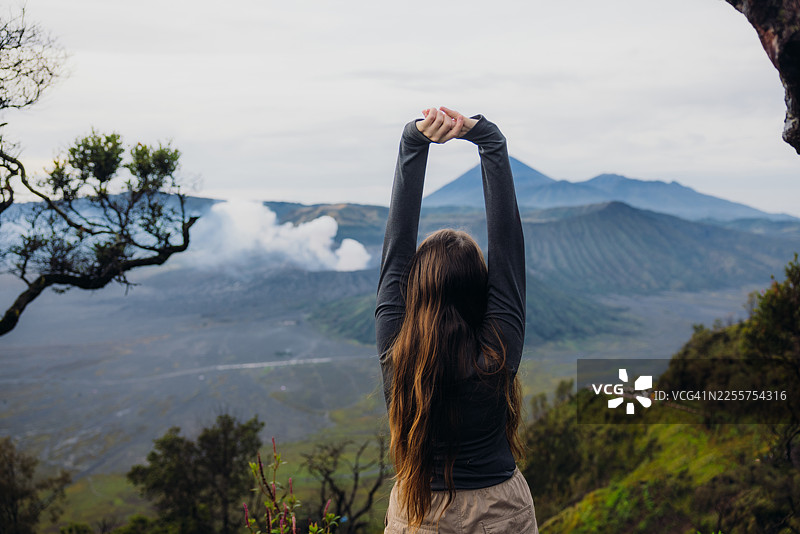 日出时分，印尼一位女子欣赏婆罗摩塞梅鲁火山的壮丽景色图片素材