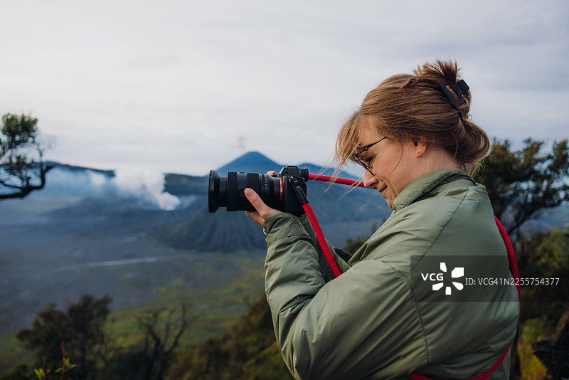 一位旅行者正用相机探索印度尼西亚图片素材