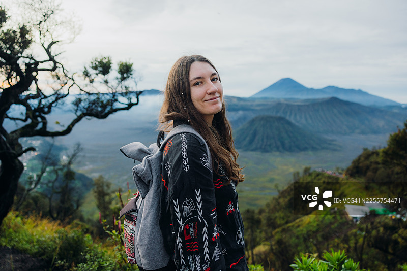 日出时分，一位宁静的女士在印度尼西亚欣赏布罗莫塞梅鲁火山的壮丽景色图片素材