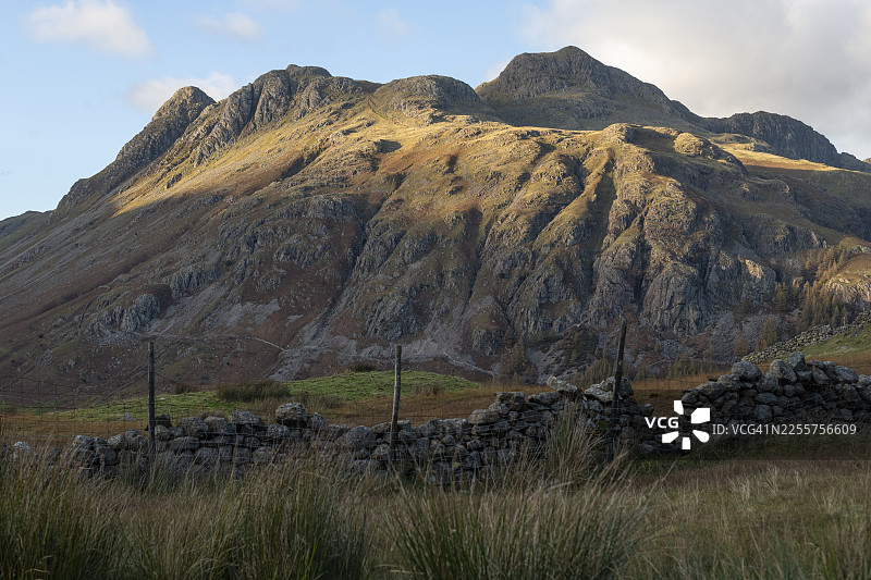 兰代尔派克山峰和一堵湖区石墙图片素材