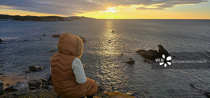 一位女子在萨尔森克肖观看日落。图片素材