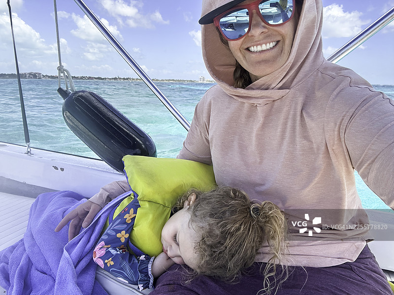 一家人在伯利兹度假，浮潜，包括一个青少年和一个蹒跚学步的孩子。图片素材