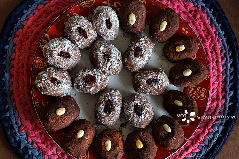 自制巧克力椰蓉松露糖图片素材