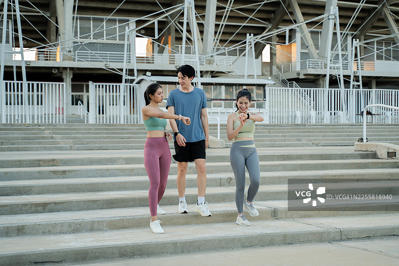 年轻的运动健将们在跑步和瑜伽后一起在户外散步图片素材