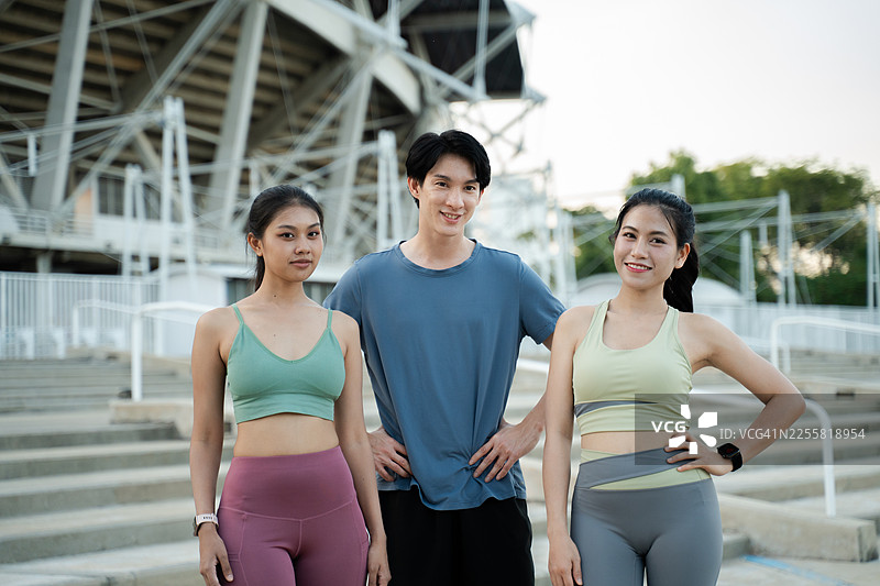年轻的运动健将们在跑步和瑜伽后一起在户外散步图片素材