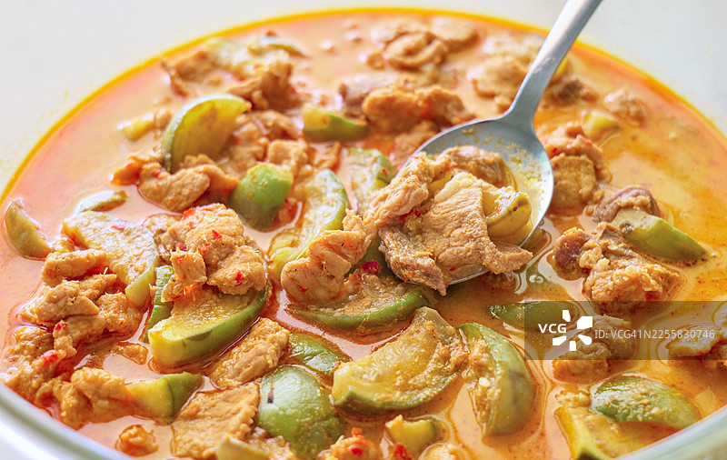 正宗泰式猪肉咖喱配茄子和椰奶酱图片素材