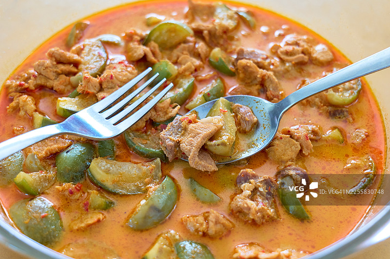 泰式红咖喱猪肉炖茄子配椰奶图片素材