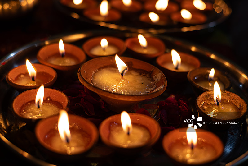 点燃的粘土油灯营造出温馨喜庆的氛围图片素材