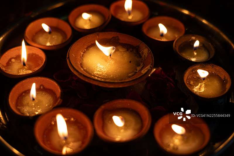 点燃的陶土油灯营造出温暖节日氛围图片素材