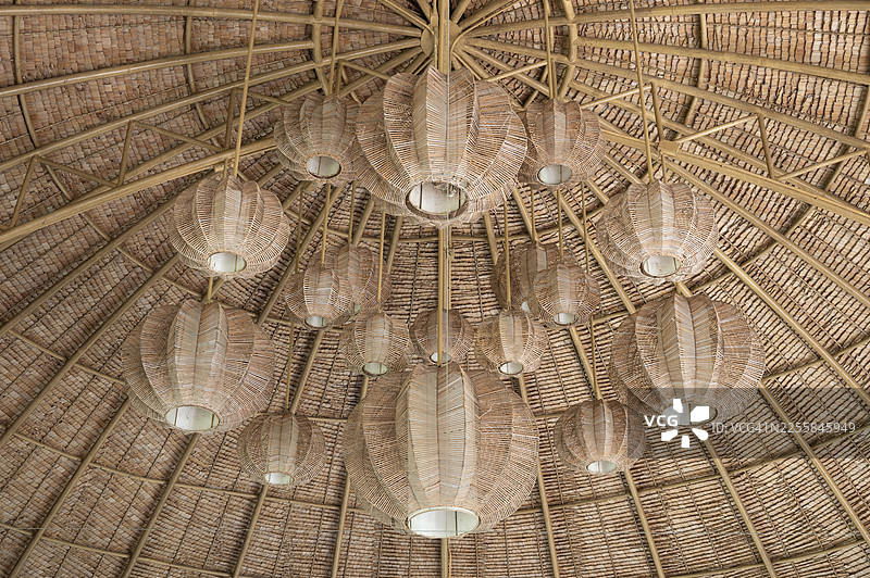 一串棕色柳条编织的悬挂灯饰图片素材