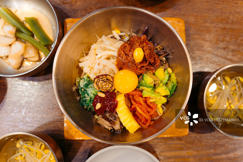 色彩鲜艳的韩式石锅拌饭图片素材