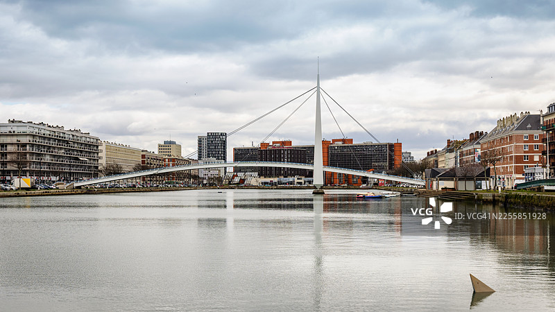 勒阿弗尔港，拥有现代斜拉人行桥和城市滨水区图片素材
