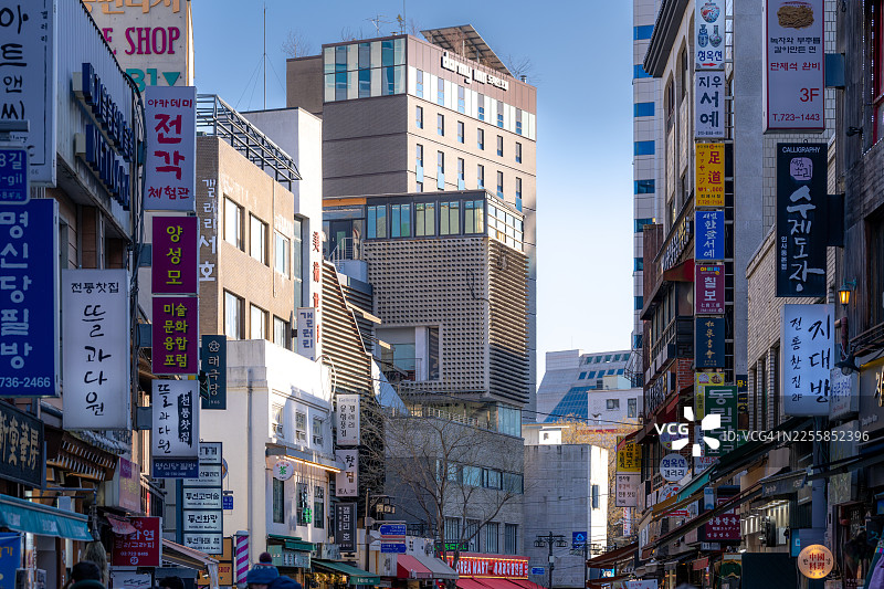 首尔益善洞街景，商铺和咖啡馆林立，热闹非凡图片素材