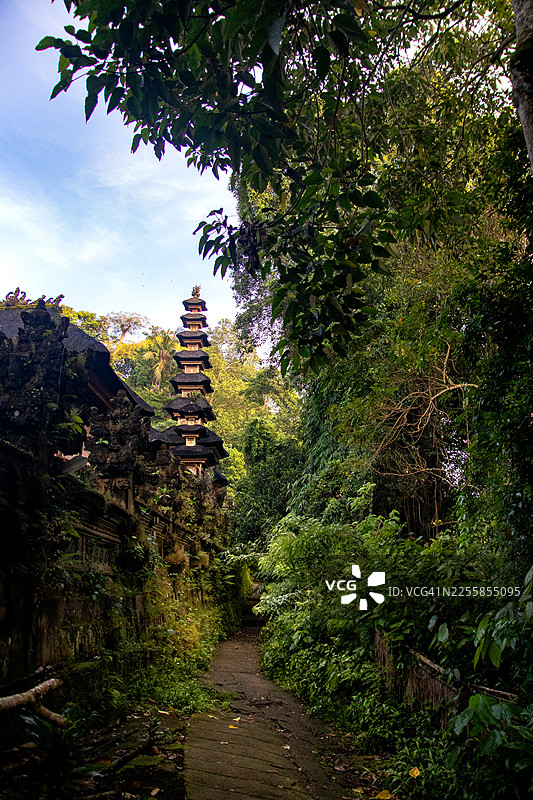 印度尼西亚巴厘岛乌布被自然环绕的寺庙图片素材