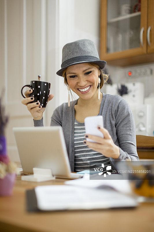 年轻女子在家图片素材