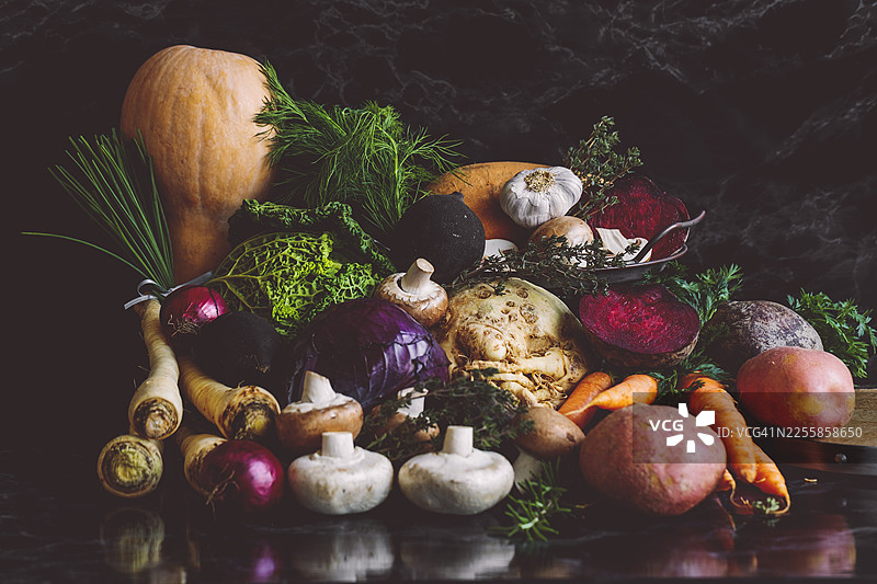 生的有机蔬菜和绿色香料图片素材